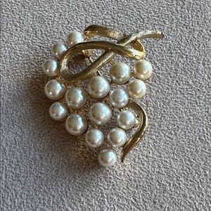 Gold Tone Metal Faux Pearl Fashion Brooch Pin (grape design)